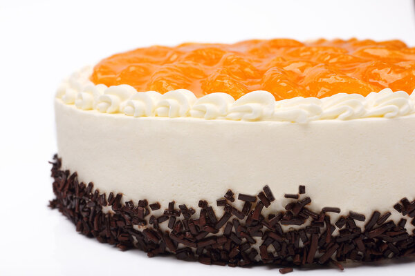 Крем торт с мандаринами на белом фоне
