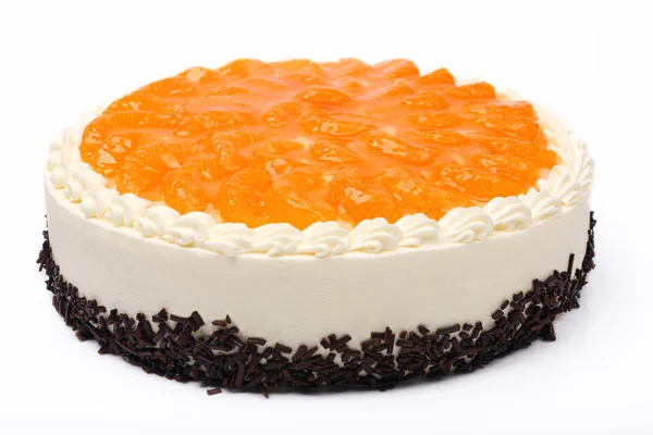白い背景の上のみかんのクリーム ケーキ — ストック写真