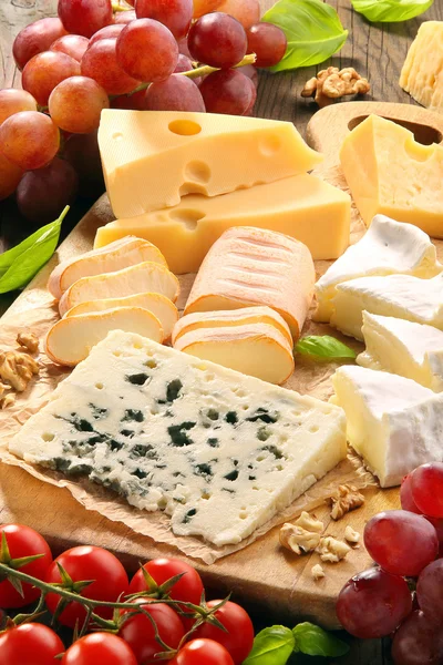 Placa de queijo - vários tipos de composição de queijo — Fotografia de Stock