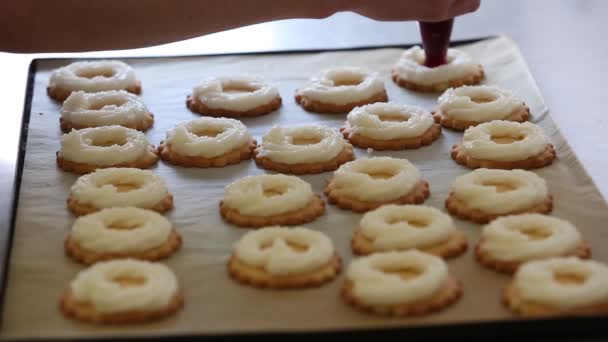 Panadero relleno pastelería con mermelada en panadería — Vídeo de stock