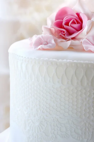 Biały tort weselny z rose różowy — Zdjęcie stockowe