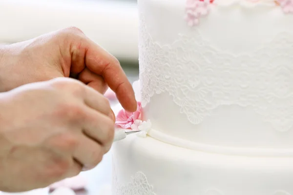 Pastelero decora pastel de boda —  Fotos de Stock