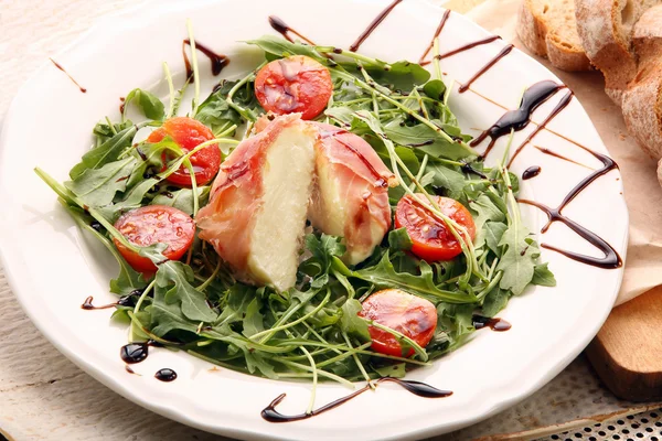 Mozzarella zapečené v šunka Parma s jarní salát z rukoly — Stock fotografie