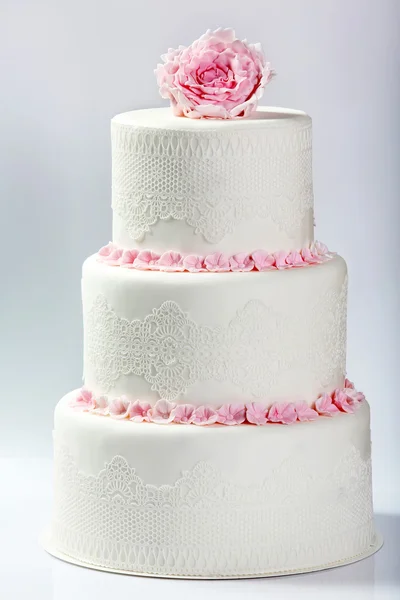 Vit bröllopstårta med Rosa Ros — Stockfoto