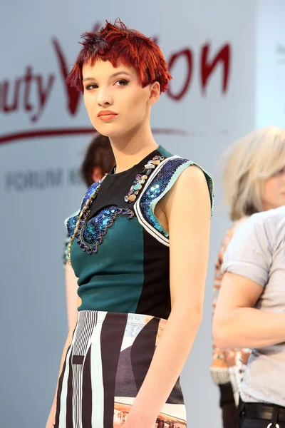 Poznan - 18 April: Modell konceptet hårstyling extreme show på den — Stockfoto