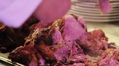 Şef yemek pişmiş jambon partide bölümleri içine bölme