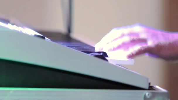 Музыкант играет на клавиатуре на вечеринке — стоковое видео