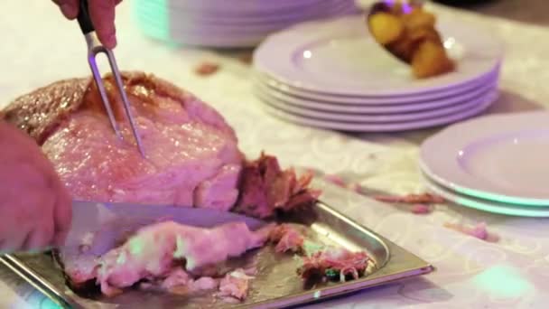 Chef cook dividing into portions baked ham at the party — Stock Video