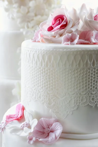 Bolo de casamento branco com rosa rosa — Fotografia de Stock