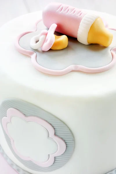 白い背景で隔離の赤ちゃんのためのピンクの誕生日ケーキ — ストック写真