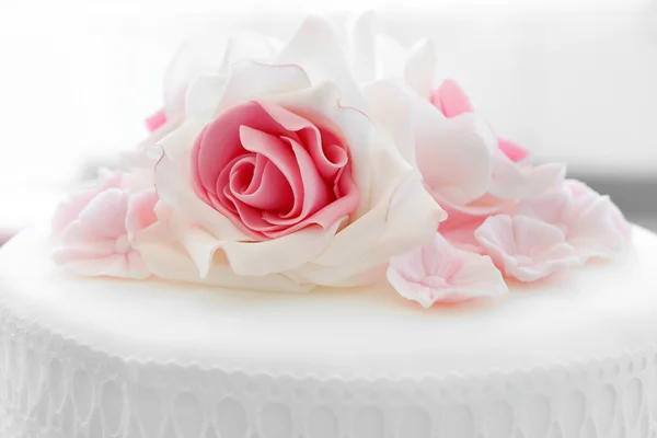 Weiße Hochzeitstorte mit rosa Rose — Stockfoto