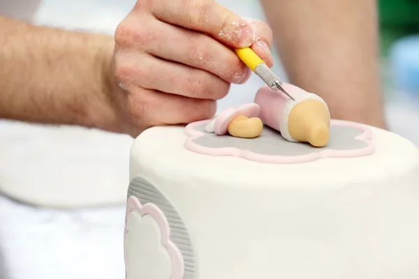 Cukiernik zdobi tort urodzinowy — Zdjęcie stockowe