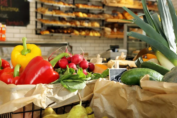 Købmand med grøntsager og brød - Stock-foto
