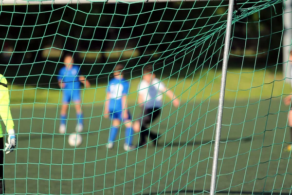 Genç erkek futbol maçı oynamak — Stok fotoğraf