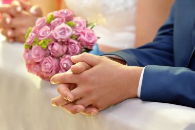 Kilisede gül buket düğün ile yeni evliler