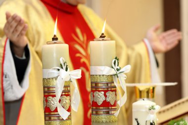 Rahip kutlamak bir ayinde kilise
