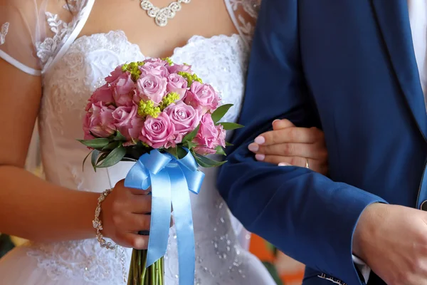 Recién casados con ramo de rosas de boda — Foto de Stock