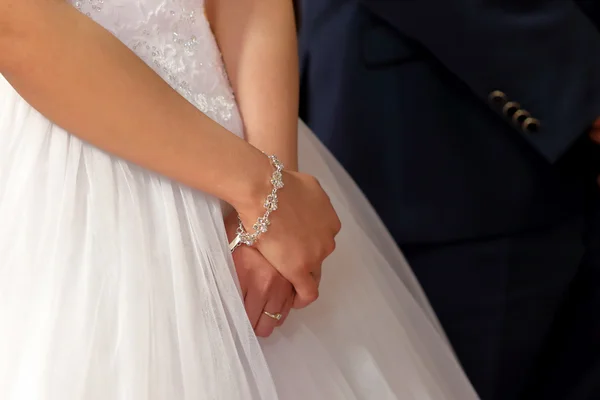 Bride and groom at the wedding ceremony in church — Stock Photo, Image