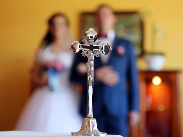 Νεόνυμφους με γάμου ροδαλή ανθοδέσμη πριν το ΓΑΜΟ — Φωτογραφία Αρχείου