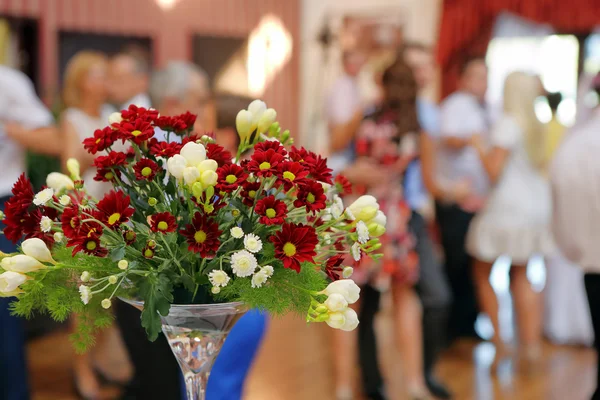 Paren dansen tijdens feest of bruiloft feest — Stockfoto