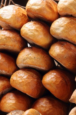 metal sepetin içinde ekmek taze ekmek