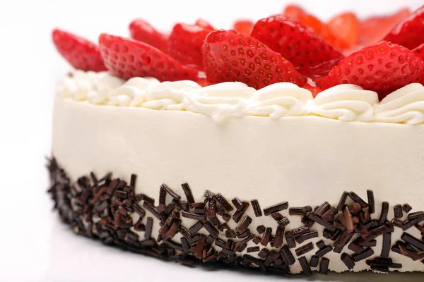 Tarta de crema con fresas sobre fondo blanco — Foto de Stock