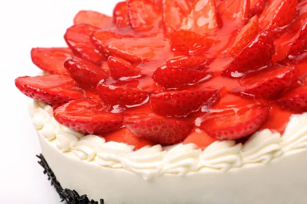 白色背景上的草莓奶油蛋糕 — 图库照片