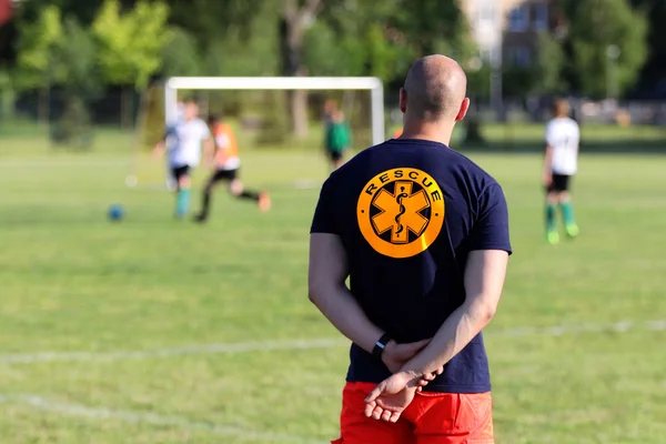 Medicinska räddare för en fotbollsmatch unga pojkar — Stockfoto