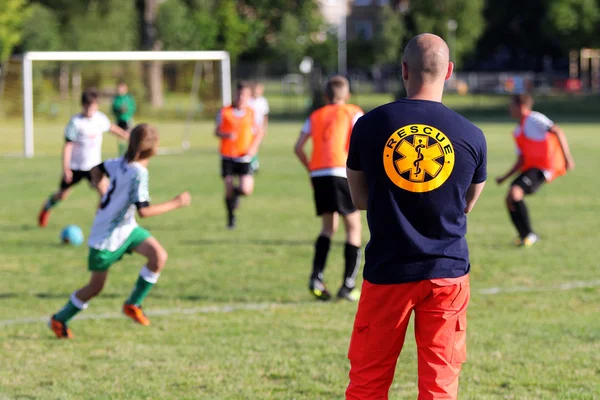 Genç erkek bir futbol maçı için tıbbi kurtarıcı