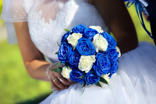 Noiva com casamento azul rosa buquê ao ar livre — Fotografia de Stock