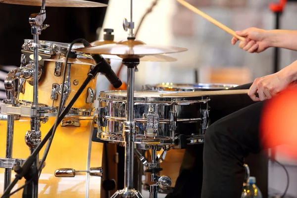 Músico tocando bateria no concerto — Fotografia de Stock