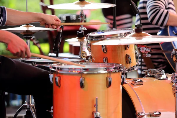 Músico tocando bateria no concerto — Fotografia de Stock