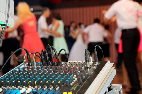 Casais de dança durante a festa ou celebração do casamento Fotos De Bancos De Imagens