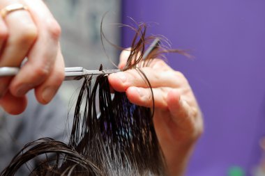 Makas ile kesme ve modelleme saç berber