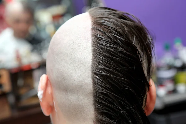 Client at the hair salon making alternative hairdo — Stock Photo, Image