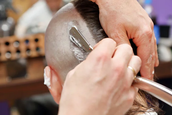 Barber rasage et modélisation coiffure alternative par rasoir à la hai — Photo