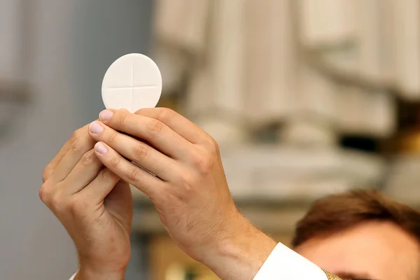 Sacerdote celebra uma missa na igreja — Fotografia de Stock