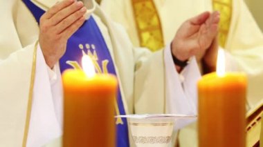 Rahip kilisede takip odak atış ile kitle kutlamak