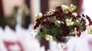 Olay parti veya düğün çiçek dekorasyonu ile ayarlanmış tablo