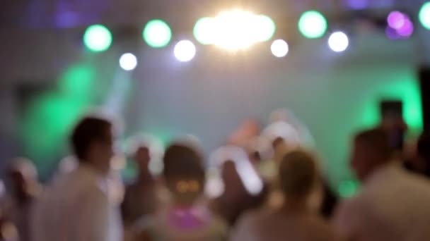 Parejas bailando durante la fiesta o la boda — Vídeo de stock