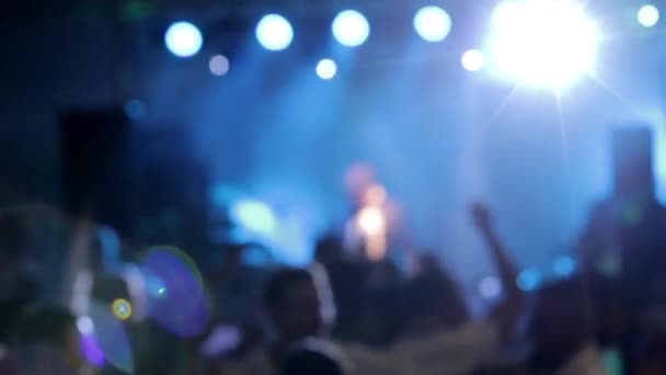 Couple dansant pendant la fête ou la célébration de mariage — Video