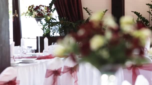 Tisch-Set für Event-Party oder Hochzeitsempfang mit Blumendekoration — Stockvideo