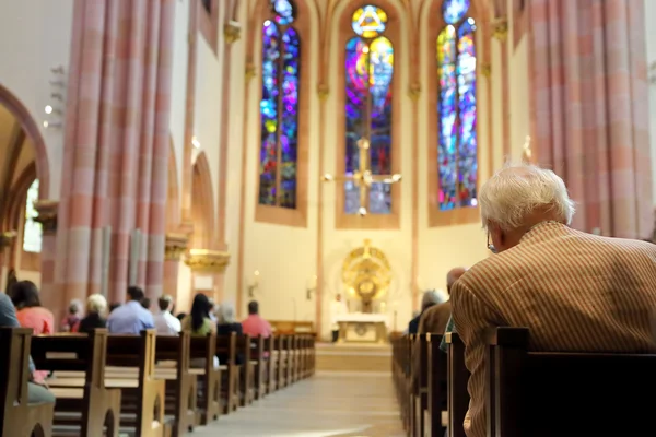 La gente reza en la iglesia durante la misa — Foto de Stock