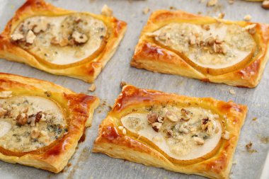 Puf böreği gorgonzola peyniri ve ceviz ile pişmiş armut