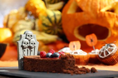 Meyve şekilli tabut Cadılar Bayramı Günü ile çikolatalı kek