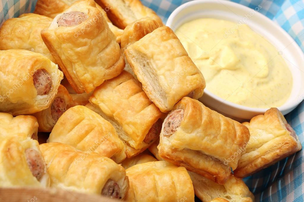 duitse frankfurter worstjes in bladerdeeg met mosterdsaus