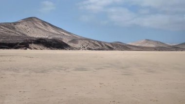 Sotavento sahilinin panoramik manzarası ve rüzgarlı hava koşulları, Fuerteventura, Kanarya Adaları, İspanya.