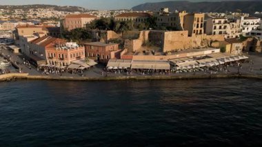 Yunanistan, Chania - 24,09,2025: Avlu, deniz feneri, kafe ve Türk camii, Girit, Yunanistan 'ın Eski Venedik Limanı' nın havadan görünüşü
