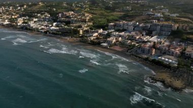 Yunanistan 'ın Girit adasının Agia Marina ve Platanias kentleri yakınlarındaki kuzey kıyılarının hava ve panoramik manzarası
