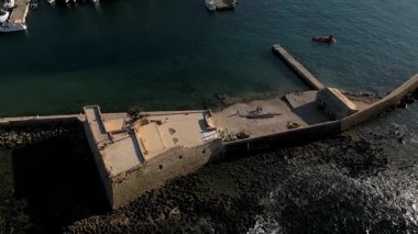 Yunanistan, Chania - 24,09,2025: Eski Venedik Hanya Limanı 'nın dalgalı suları ve tahkimat kalıntılarıyla havadan görünüşü, Girit, Yunanistan